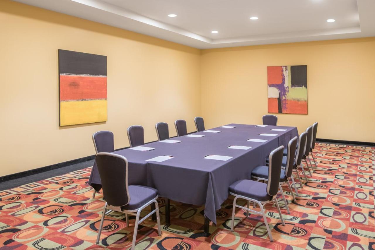 Clarion New Orleans - Airport & Conference Center 4*