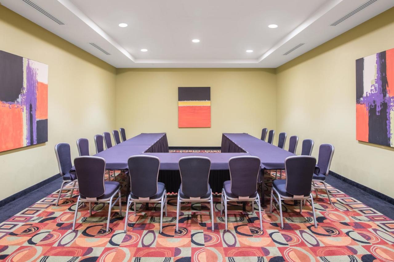 Clarion New Orleans - Airport & Conference Center 4*